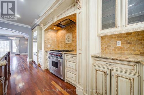 115 St Lawrence Drive, Mississauga, ON - Indoor Photo Showing Kitchen