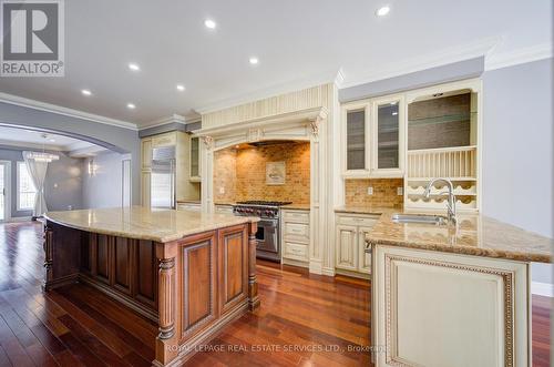 115 St Lawrence Drive, Mississauga, ON - Indoor Photo Showing Kitchen With Upgraded Kitchen