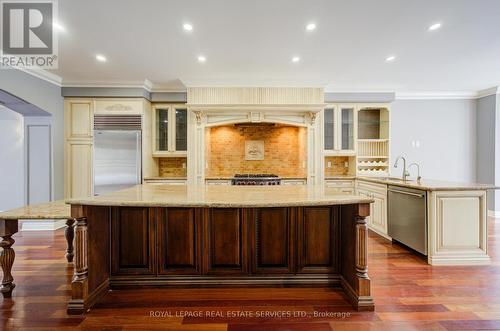 115 St Lawrence Drive, Mississauga, ON - Indoor Photo Showing Kitchen