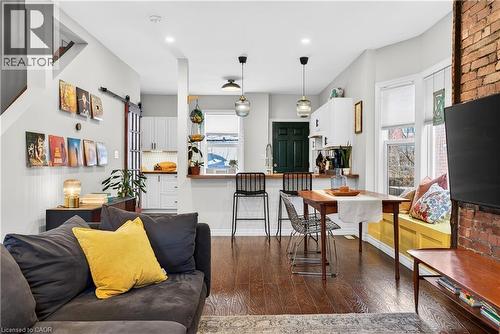 792 Cannon Street E, Hamilton, ON - Indoor Photo Showing Living Room