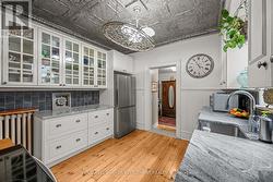 Lots of cabinets and drawers - 