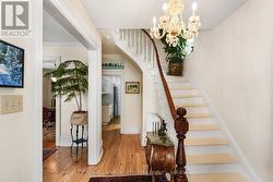 Curved staircase to the bedroom level - 