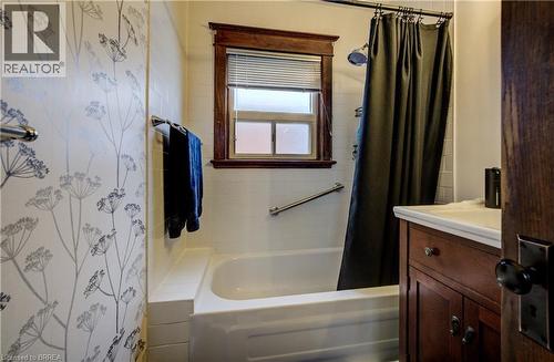 48 Longwood Road N, Hamilton, ON - Indoor Photo Showing Bathroom