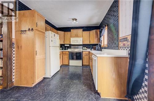 48 Longwood Road N, Hamilton, ON - Indoor Photo Showing Kitchen