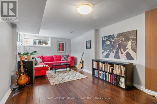 2332 Folkway Drive, Mississauga, ON - Indoor Photo Showing Living Room