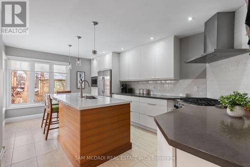 2332 Folkway Drive, Mississauga, ON - Indoor Photo Showing Kitchen With Upgraded Kitchen