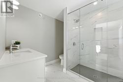 Primary Ensuite w/ window in bathroom - 