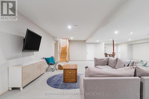 1555 Baseline Road S, Tiny, ON - Indoor Photo Showing Living Room