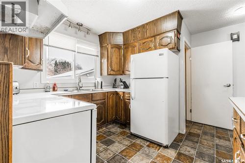 215 Needham Crescent, Saskatoon, SK - Indoor Photo Showing Kitchen