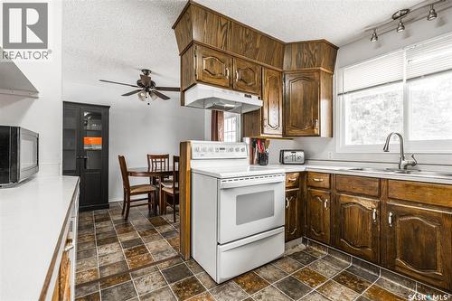 215 Needham Crescent, Saskatoon, SK - Indoor Photo Showing Kitchen With Double Sink