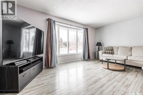 215 Needham Crescent, Saskatoon, SK - Indoor Photo Showing Living Room