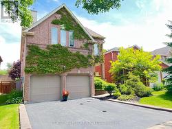 84 LORAVIEW LANE Aurora, ON L4G 6N5
