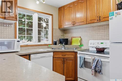 285 Carleton Drive, Saskatoon, SK - Indoor Photo Showing Kitchen With Double Sink