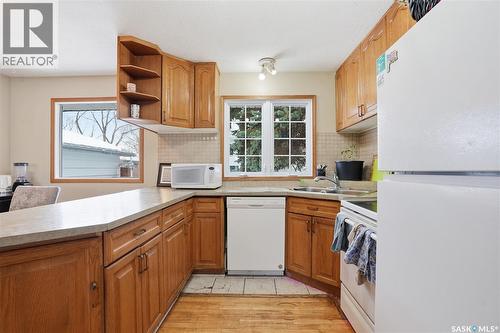 285 Carleton Drive, Saskatoon, SK - Indoor Photo Showing Kitchen With Double Sink