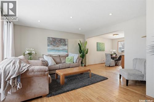 285 Carleton Drive, Saskatoon, SK - Indoor Photo Showing Living Room