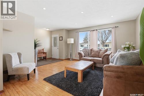 285 Carleton Drive, Saskatoon, SK - Indoor Photo Showing Living Room