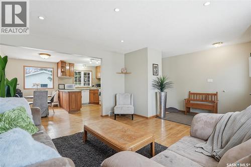 285 Carleton Drive, Saskatoon, SK - Indoor Photo Showing Living Room
