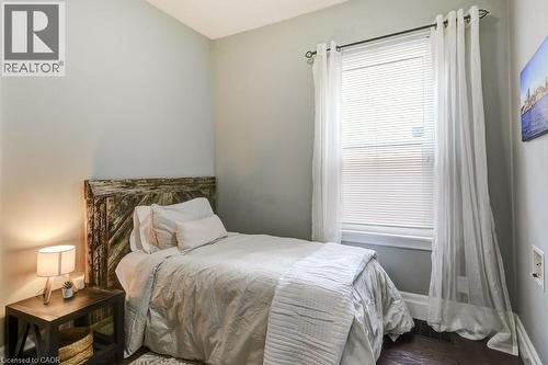 14 Baker Street, Hamilton, ON - Indoor Photo Showing Bedroom