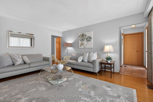 624 Seventh Avenue, Hamilton, ON - Indoor Photo Showing Living Room