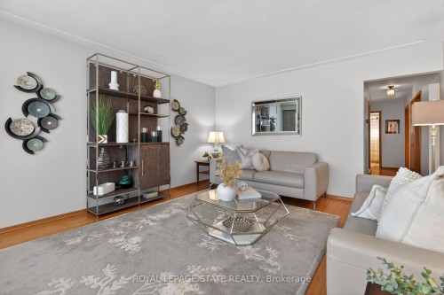624 Seventh Avenue, Hamilton, ON - Indoor Photo Showing Living Room