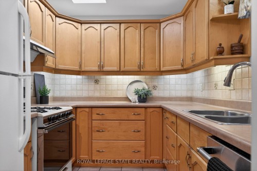 624 Seventh Avenue, Hamilton, ON - Indoor Photo Showing Kitchen With Double Sink