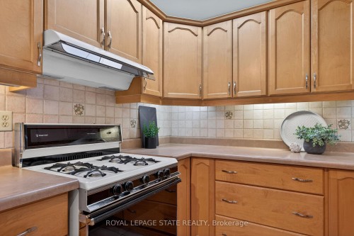 624 Seventh Avenue, Hamilton, ON - Indoor Photo Showing Kitchen
