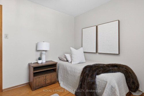 624 Seventh Avenue, Hamilton, ON - Indoor Photo Showing Bedroom