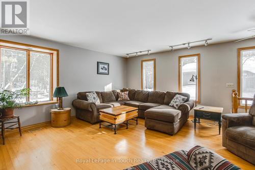 2554 Champlain Road, Tiny, ON - Indoor Photo Showing Living Room