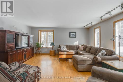 2554 Champlain Road, Tiny, ON - Indoor Photo Showing Living Room