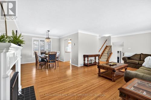 15 Belair Drive, Hamilton, ON - Indoor Photo Showing Living Room