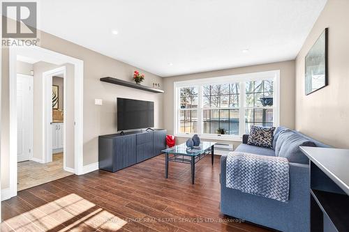 15 Belair Drive, Hamilton, ON - Indoor Photo Showing Living Room