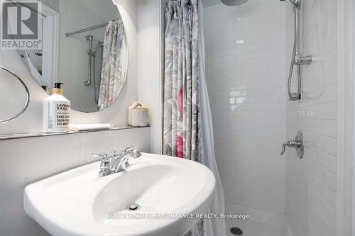 12 Adelaide Street, Ottawa, ON - Indoor Photo Showing Bathroom