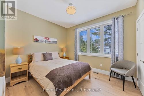 15 Stoney Road, Tiny, ON - Indoor Photo Showing Bedroom