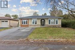 4 OAK COURT  Aurora, ON L4G 3J6