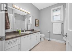 Main bathroom on 2nd level - 