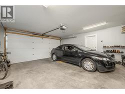 Garage on entrance level - 