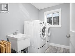 Laundry on entrance level - 