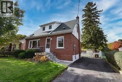 17 CONCORD Avenue  Dundas, ON L9H 1R5