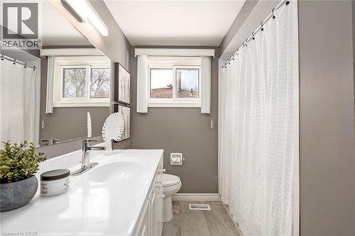 33 Gemini Drive, Hamilton, ON - Indoor Photo Showing Bathroom