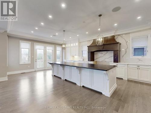 48 Cairns Gate, King, ON - Indoor Photo Showing Kitchen With Upgraded Kitchen