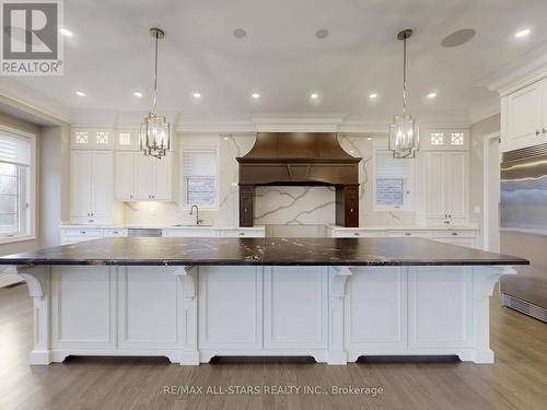 48 Cairns Gate, King, ON - Indoor Photo Showing Kitchen With Upgraded Kitchen