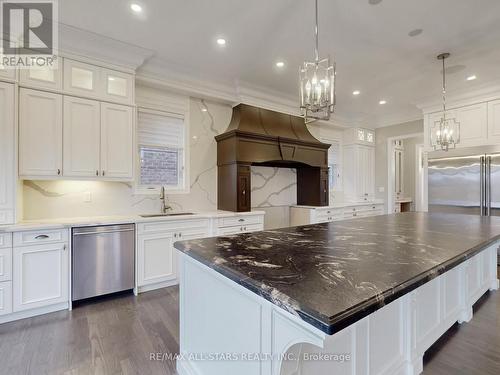48 Cairns Gate, King, ON - Indoor Photo Showing Kitchen With Upgraded Kitchen