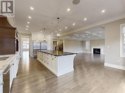 48 Cairns Gate, King, ON - Indoor Photo Showing Kitchen With Upgraded Kitchen