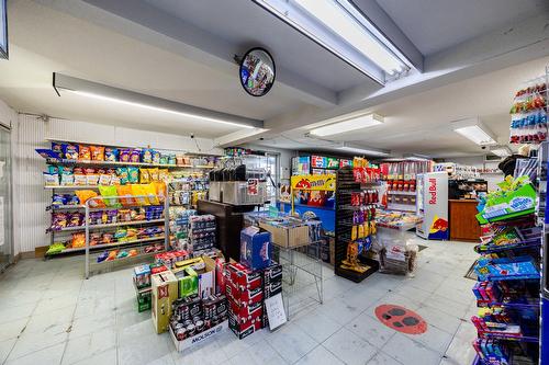 Commerce - 424 Rue Laurier, Val-Des-Sources, QC - Indoor Photo Showing Garage