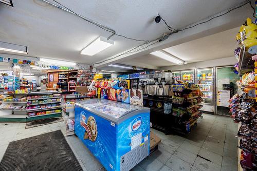 Commerce - 424 Rue Laurier, Val-Des-Sources, QC - Indoor Photo Showing Garage