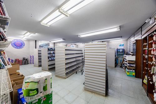 Commerce - 424 Rue Laurier, Val-Des-Sources, QC - Indoor Photo Showing Garage