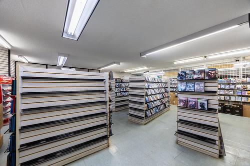 Commerce - 424 Rue Laurier, Val-Des-Sources, QC - Indoor Photo Showing Garage