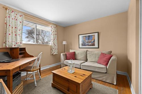 Chambre à coucher - 15 Av. Aurora, Pointe-Claire, QC - Indoor Photo Showing Living Room