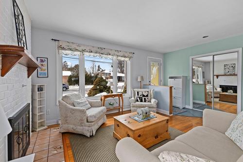 Salon - 15 Av. Aurora, Pointe-Claire, QC - Indoor Photo Showing Living Room