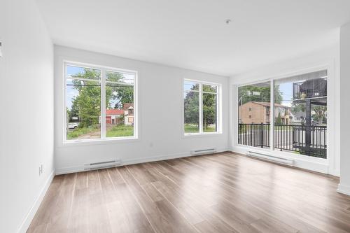 Salon - 106-140 Boul. St-Elzear O., Laval (Vimont), QC - Indoor